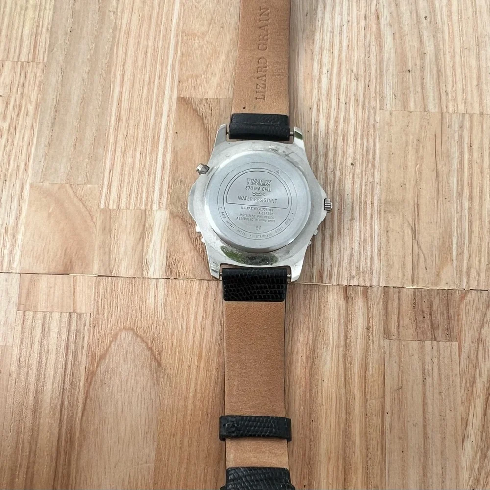 Vintage Timex men’s silver tone black leather watch NEW BATTERY